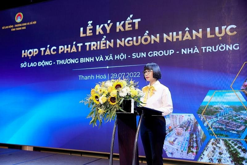 Bà Phạm Tú Cầu - Phó Chủ tịch Sun Group Vùng Thủ đô phát biểu tại Lễ ký kết. Bà Phạm Tú Cầu - Phó Chủ tịch Sun Group Vùng Thủ đô phát biểu tại Lễ ký kết.