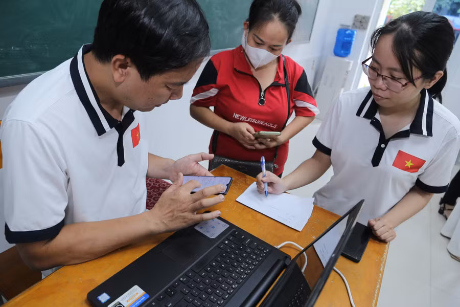 Cán bộ trường THCS Tô Hiệu hướng dẫn phụ huynh thao tác trên hệ thống tuyển sinh trực tuyến. Cán bộ trường THCS Tô Hiệu hướng dẫn phụ huynh thao tác trên hệ thống tuyển sinh trực tuyến.