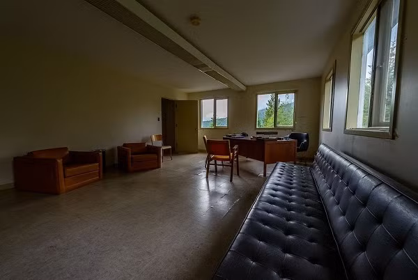 Thị trấn kỳ lạ không ai sinh sống mà vẫn sáng đèn hàng đêm - Ảnh 5.