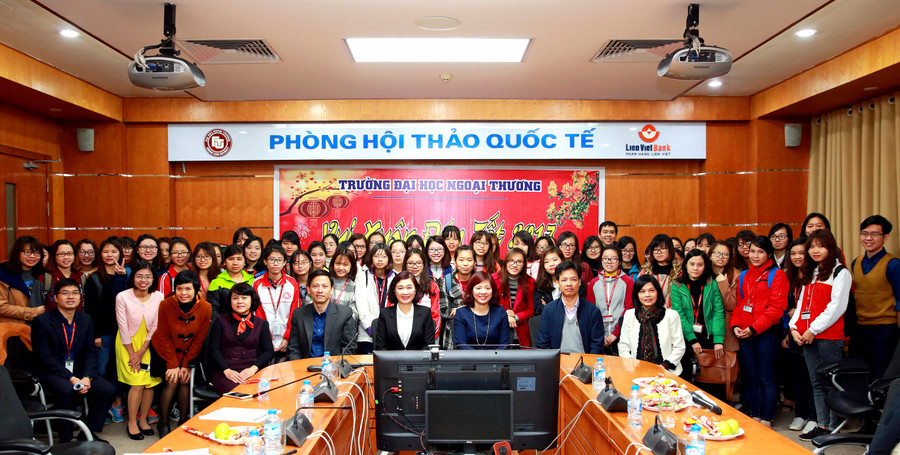 Trường Đại học Ngoại thương trao quà Têt cho sinh viên có hoàn cảnh khó khăn
