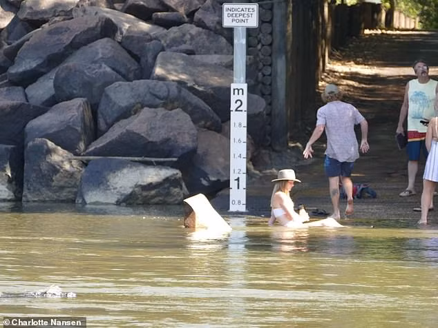 gai xinh mac bikini ngoi tha dang trong nuoc song day ca sau hinh anh 2