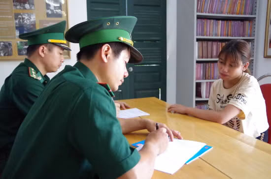 BĐBP Lai Châu lấy lời khai của đối tượng.