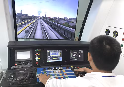 Lái học thực hành các tình huống sự cốtrong buồng lái mô phỏng. Ảnh: Anh Duy.