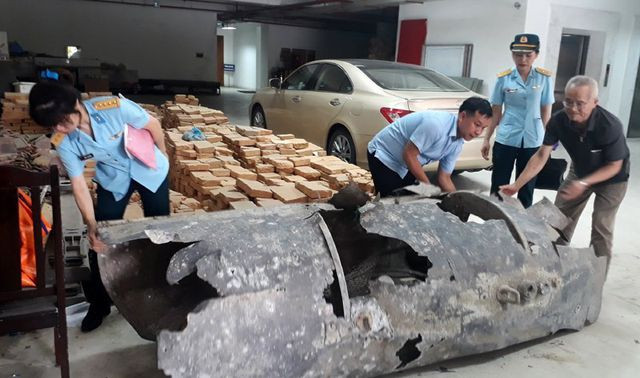 Phát hiện vật thể lạ được kéo lên từ Vịnh Hạ Long - 1 Phát hiện vật thể lạ được kéo lên từ Vịnh Hạ Long - 1