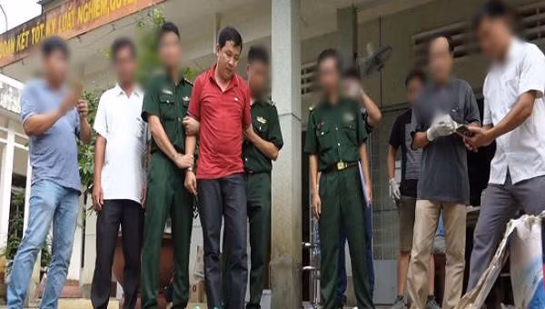 Đối tượng Trương Quốc Cường (áo đỏ) lúc mới bị bắt.