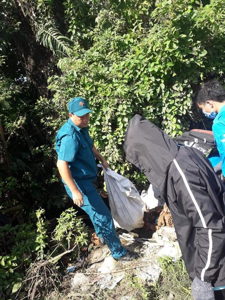 Anh Lê Hiếu Lành cùng lực lượng dân quân dọn rác tại kênh thoát nước đường lã Xuân Oai. Anh Lê Hiếu Lành cùng lực lượng dân quân dọn rác tại kênh thoát nước đường lã Xuân Oai.