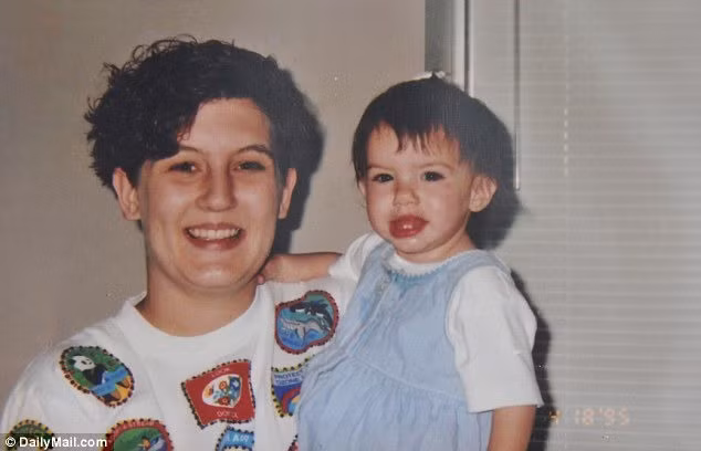 Bức ảnh nhân viên cứu hỏa bế thi thể đứa trẻ lay động thế giới và sự kiện khiến cuộc đời những người liên quan thay đổi sau 24 năm - Ảnh 2.