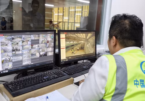 Trung tâm điều hành tại ga cóthể quan sát an ninh toàn bộ nhà ga. Ảnh: Giang Huy.