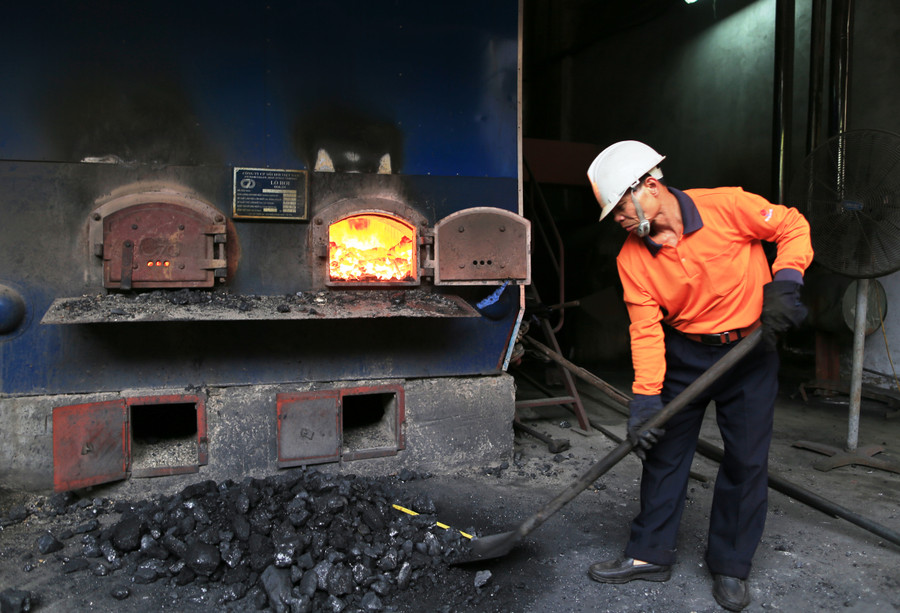 Lao động trong môi trường nặng nhọc, độc hại có thể nghỉ hưu sớm 5 năm (ảnh nguồn ILO).