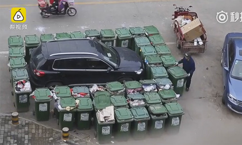 Chiếc SUV bị hàng chục thùng rác quây kín ở một đầu đường