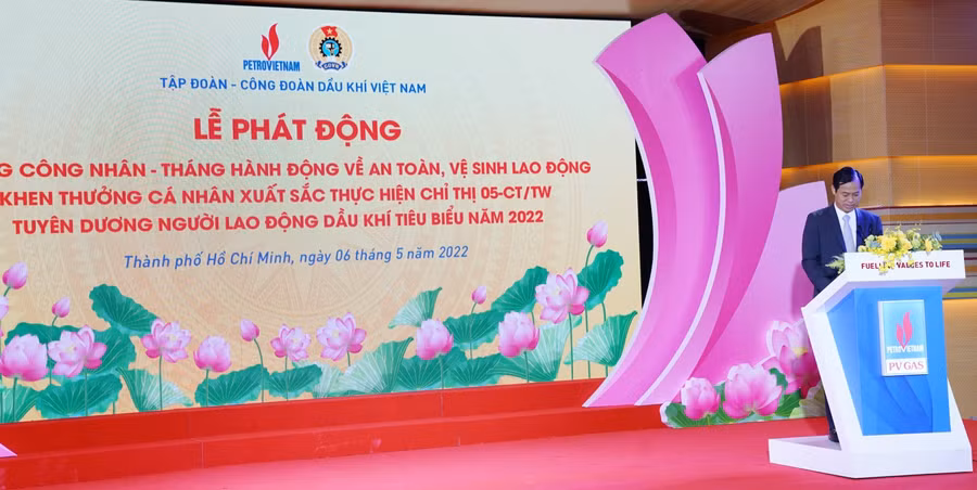 Chủ tịch Công đoàn PV GAS Trần Xuân Thành đại diện các công đoàn trực thuộc ngành phát biểu hưởng ứng Lễ phát động Tháng Công nhân, Tháng Hành động về ATVSLĐ năm 2022 của Công đoàn Dầu khí Việt Nam.