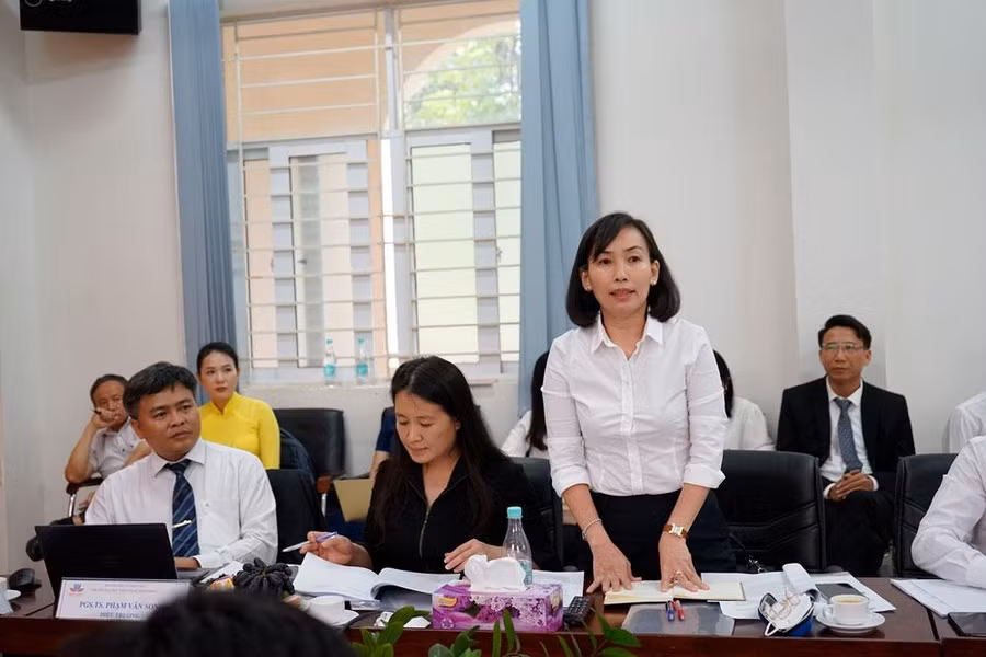 Bà Trương Thị Kim Huệ - Giám đốc Sở GD-ĐT tỉnh Đồng Nai trao đổi những ý kiến liên quan cùng đoàn công tác và trường đại học Công nghệ Miền Đông