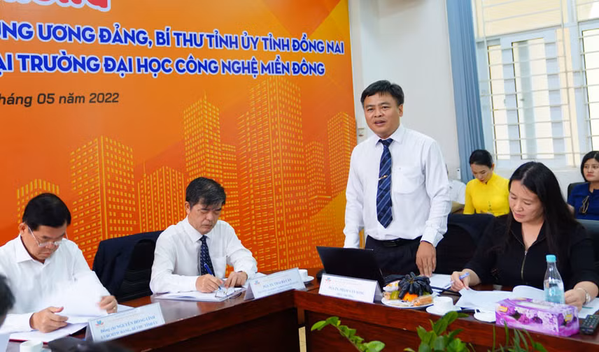 PGS. TS Phạm Văn Song - Hiệu trưởng trường đại học Công nghệ Miền Đông trình bày báo cáo hoạt động và đề xuất - kiến nghị từ phía nhà trường
