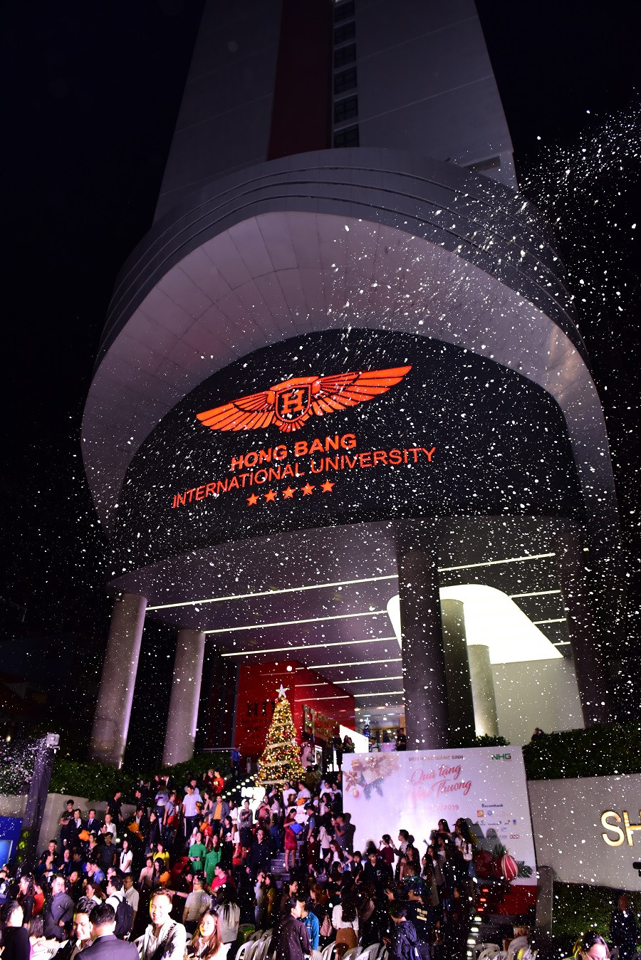 Trường ĐH quốc tế Hồng Bàng (HIU) rực rỡ trong cái lạnh và đêm nhạc Giáng sinh huyền diệu