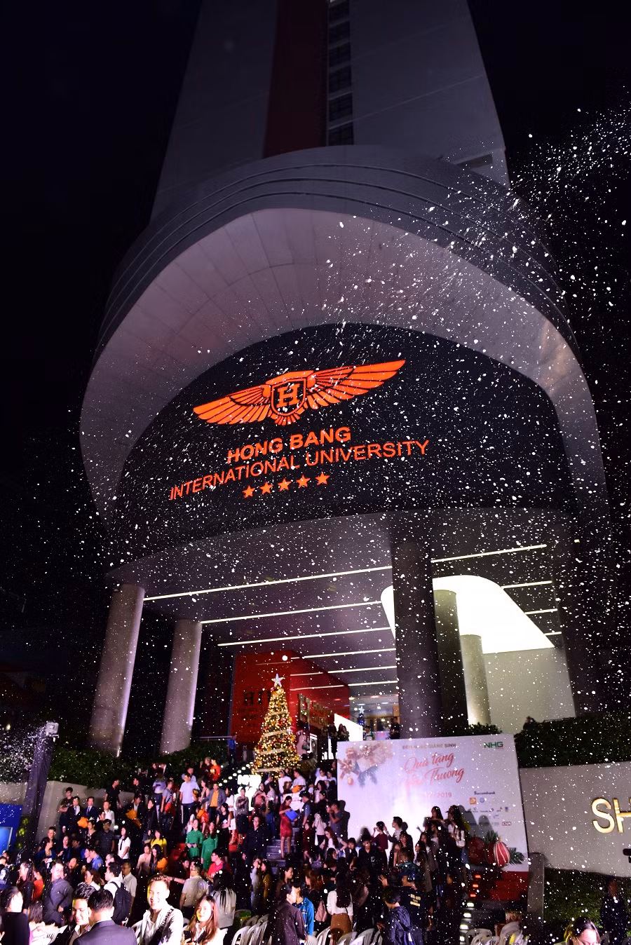 Trường ĐH quốc tế Hồng Bàng (HIU) rực rỡ trong cái lạnh và đêm nhạc Giáng sinh huyền diệu Trường ĐH quốc tế Hồng Bàng (HIU) rực rỡ trong cái lạnh và đêm nhạc Giáng sinh huyền diệu