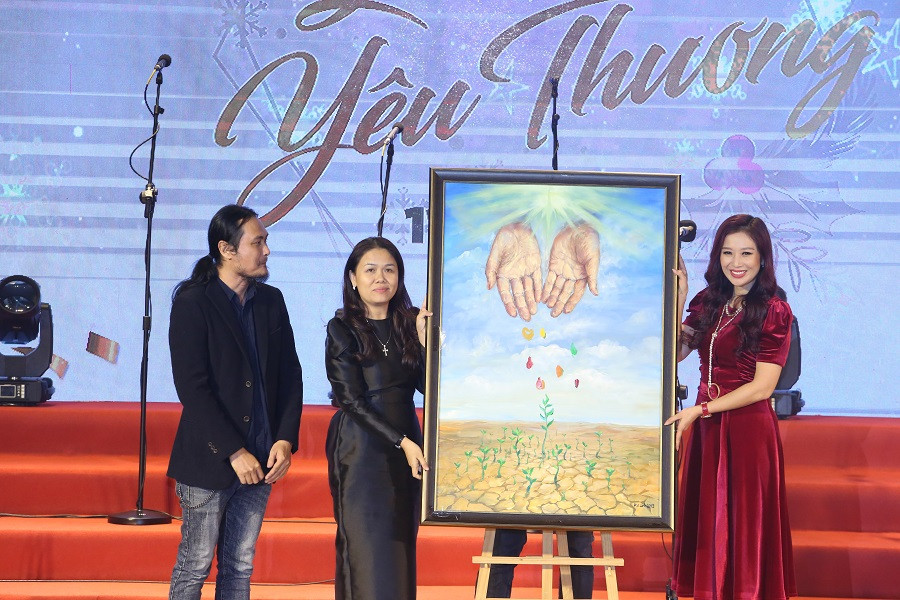 Bà Hoàng Nguyễn Thu Thảo – Tổng Giám đốc NHG và họa sĩ Phan Vũ Linh trao bức tranh “Người gieo mầm tri thức” cho Tổng giám đốc tập đoàn đầu tư & truyền thông Nam Hương – người đã đấu giá thành công bức tranh với giá trị 160 triệu đồng