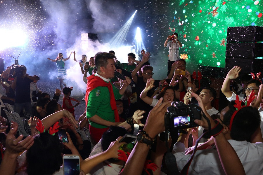 Ca sĩ Đàm Vĩnh Hưng trong vòng vây của khán giả tại đêm nhạc