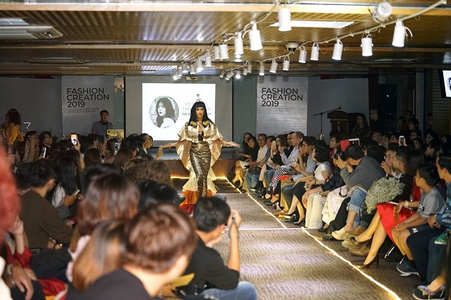 Một tiết mục trình diễn của người mẫu tại show diễn đêm qua