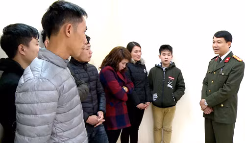 Công an huyện Quảng Xương (Thanh Hóa) đang tuyên truyền, vận động một số công dân xã Quảng Nham không xuất cảnh trái phép. Ảnh: Công an Thanh Hóa cung cấp