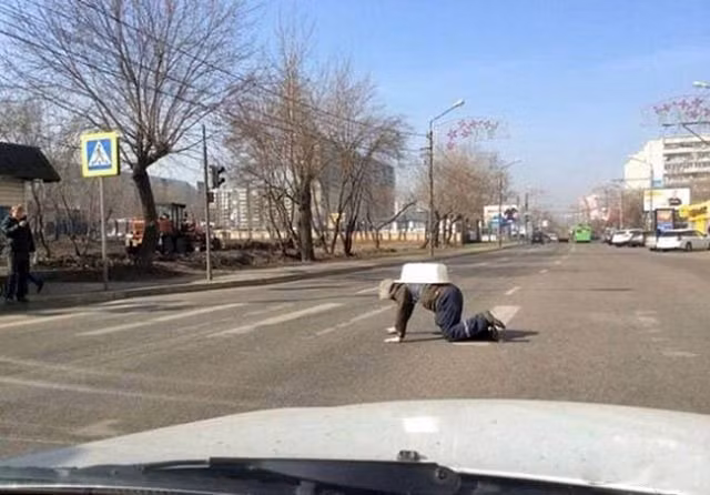 Có những khoảnh khắc éo le chỉ biết câm nín