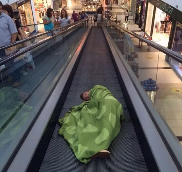 Có những khoảnh khắc éo le chỉ biết câm nín