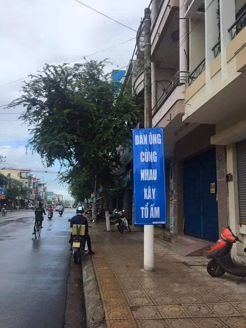 Băng rôn tuyên truyền dễ gây hiểu nhầm.