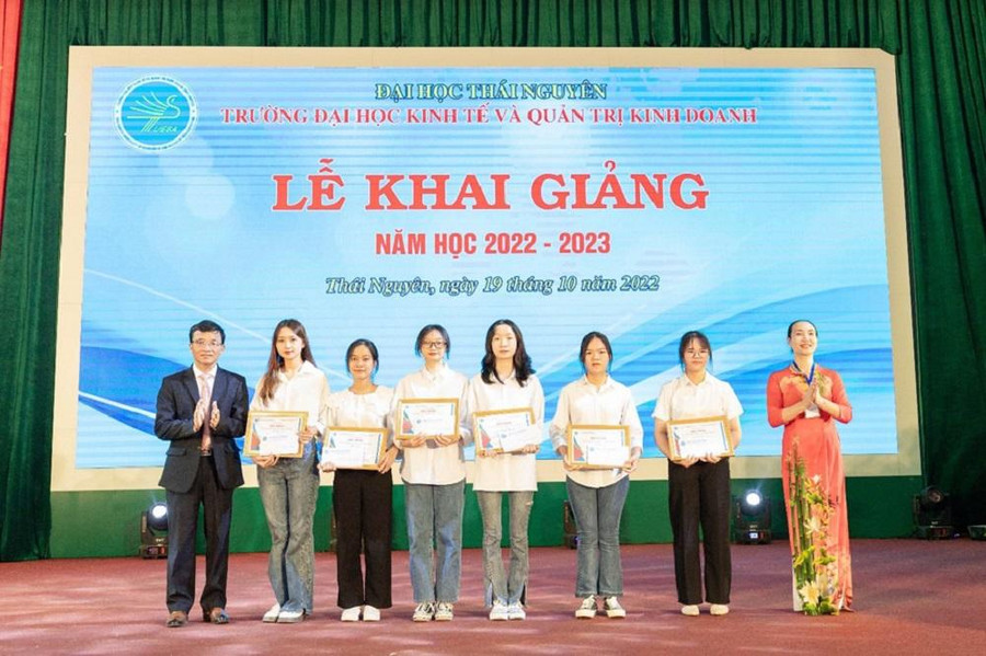 Trường Đại học Kinh tế và QTKD trao học bổng cho tân sinh viên. Trường Đại học Kinh tế và QTKD trao học bổng cho tân sinh viên.