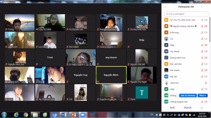 Giáo viên chủ nhiệm lớp 8A1 – Trường THCS Nguyễn Trực - thị trấn Kim Bài giám sát phòng thi trực tuyến.