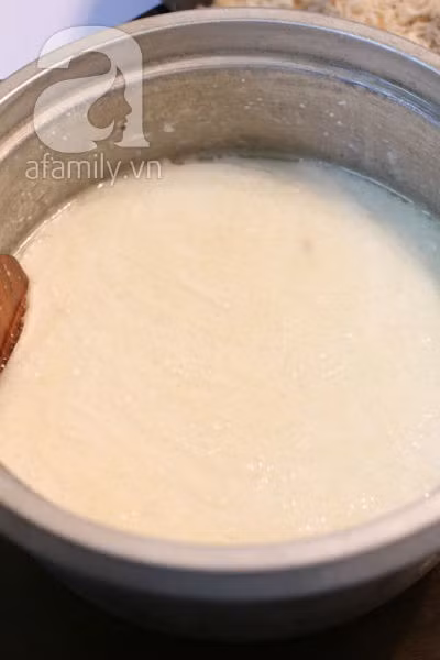 Nước hầm xương sau khi ninh thì lọc bỏ xương và cặn, có thể chế thêm nước lọc cho đủ 2 lít để nguội. Nêm bột canh vào nước hầm, nếm sao cho nhạt hơn nước canh ăn bình thường một chút. Cho dầu ăn vào, thêm bột gạo + bột năng vào nồi nước hầm, để ngâm ít nhất là 1 giờ. Bột có thể ngâm đến 4 tiếng trước khi làm. Trong khi chờ bột ngâm thì làm nhân hoặc bạn ngâm bột rồi tranh thủ làm việc khác cho đỡ khoảng thời gian chết.