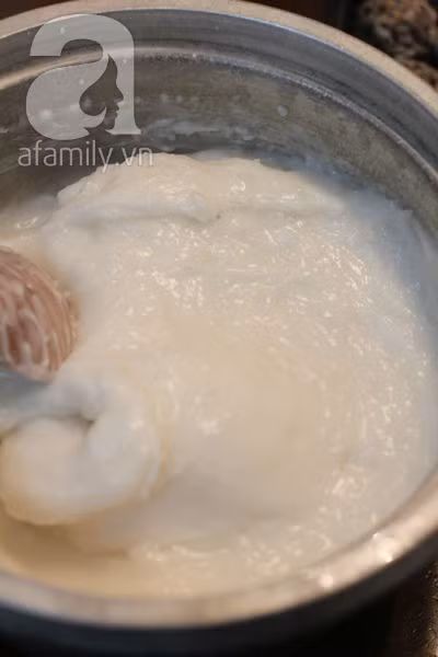 Bột sau khi ngâm thì khuấy đều – vì lúc này bột đã lắng xuống đáy - sau đó bắc lên bếp đun. Vừa đun vừa dùng thìa gỗ quậy để tránh cho bột bị dính đáy. Bột vừa đun vừa khuấy cho đến khi sôi lục bục và bắt đầu đặc lại thì tắt bếp. Lúc này nếu cảm thấy bột đặc quá thì chế thêm nước sôi vào. Dùng máy đánh trứng lắp móc xoắn đánh bột cho nhuyễn mượt. Nếu không có máy đánh trứng bạn dùng đũa cả, hoặc thìa gỗ đánh bột cho đến khi bột mượt, không còn vón cục. Bột đạt là bột có màu trắng đục, bóng mượt, không vón cục. Độ đặc tương đương nhân bánh su kem hoặc đặc hơn một chút.