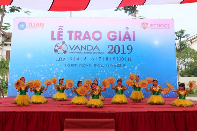 Tiết mục văn nghệ mở màn cho lễ trao giải.