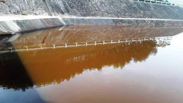 Nguồn nước đổi màu đỏ đục. Nguồn nước đổi màu đỏ đục.