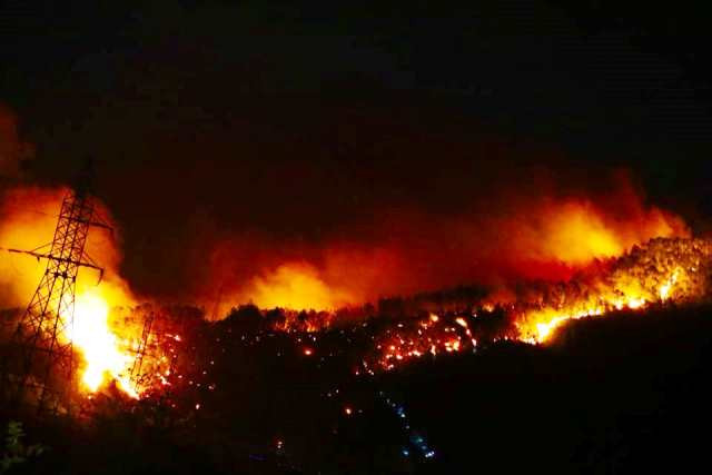 Ngọn lửa bốc cháy ngùn ngụt ngay bên đường dây điện 35KV