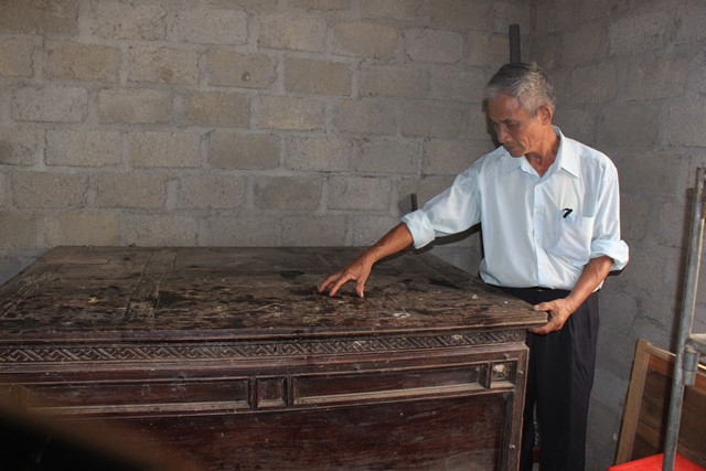 Ông Nga bùi ngùi lần tìm kí ức của anh trai mình nơi hơn 50 năm về trước liệt sĩ Nguyễn Xuân Trạc đã nằm ở nhà bố nuôi.