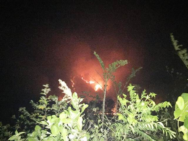 Lửa bùng phát dữ dội trong đêm ở Hương Sơn