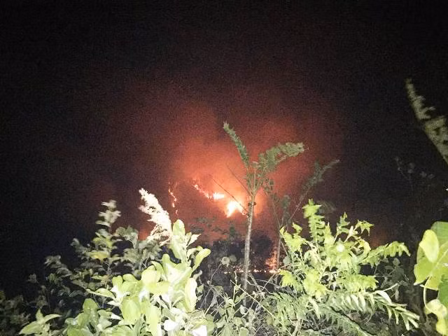 Lửa bùng phát dữ dội trong đêm ở Hương Sơn