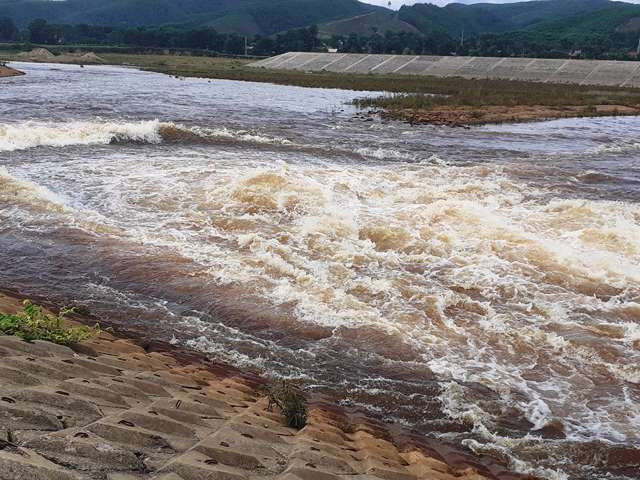 Nước có màu đỏ đục, bốc mùi hôi thối.