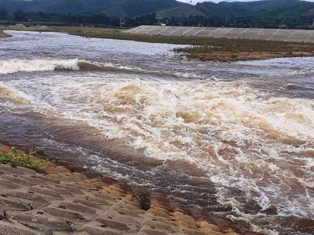 Nước có màu đỏ đục, bốc mùi hôi thối.