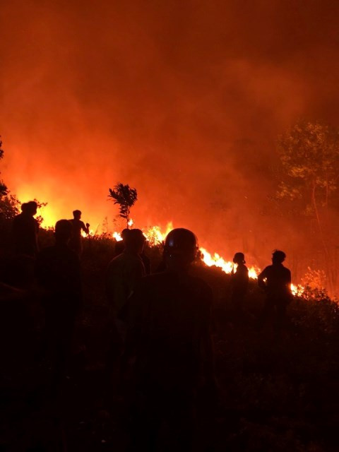 Ngọn lửa bùng cháy dữ dội