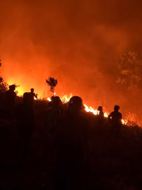 Ngọn lửa bùng cháy dữ dội