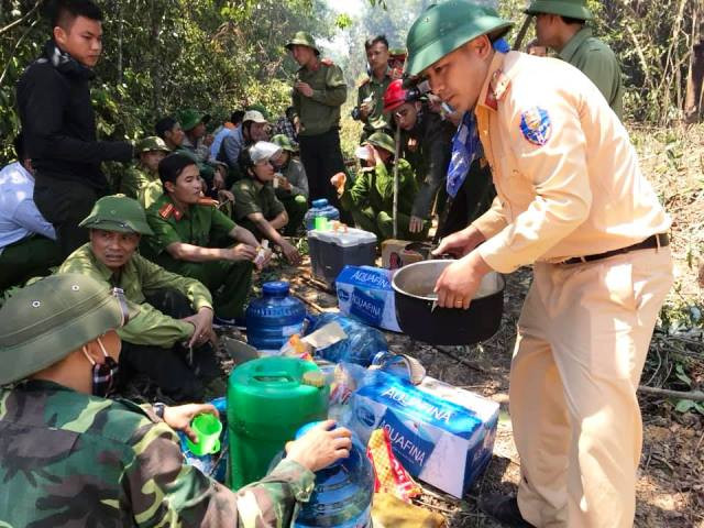 Hỗ trợ thức ăn, nước uống cho lực lượng chữa cháy