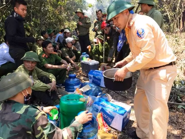 Hỗ trợ thức ăn, nước uống cho lực lượng chữa cháy
