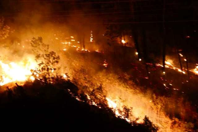 Ngọn lửa bốc cháy ngùn ngụt