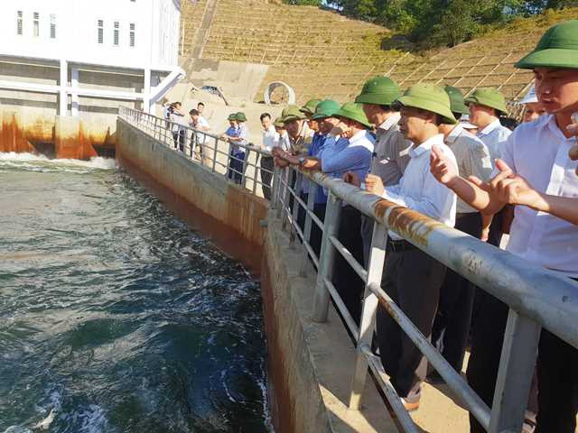 Nguồn nước bị ô nhiễm nặng. Nguồn nước bị ô nhiễm nặng.