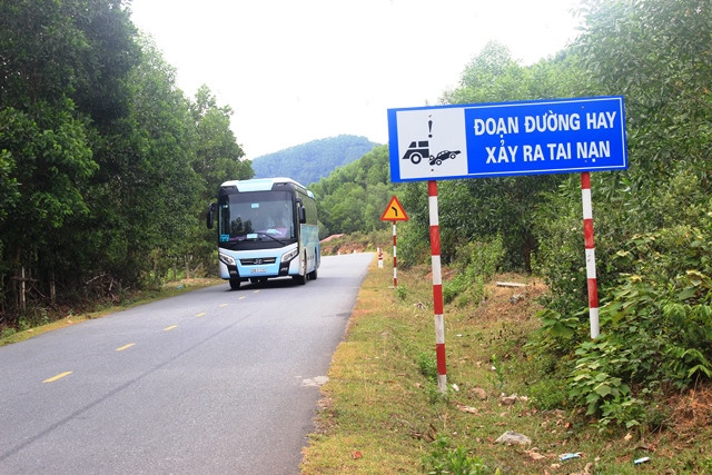 Dọc đường xuất hiện nhiều biển cảnh báo