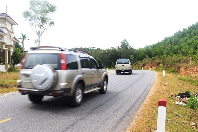 Do mặt đường hẹp, đường vòng vèo, hầu hết xe ô tô đều lấn vạch.