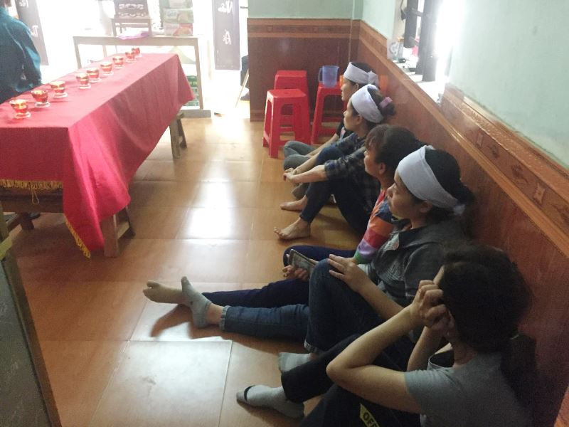 Người thân, bạn bè đau đớn trước cái chết của 3 cháu nhỏ. Người thân, bạn bè đau đớn trước cái chết của 3 cháu nhỏ.