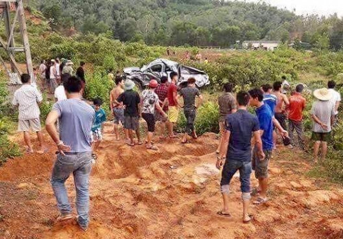 Nhiều vụ tai nạn xe lao xuống dốc. Nhiều vụ tai nạn xe lao xuống dốc.