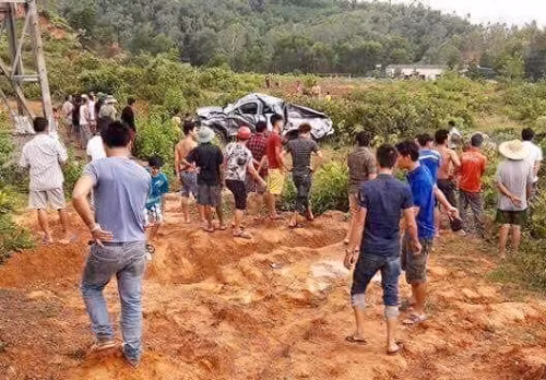 Nhiều vụ tai nạn xe lao xuống dốc.