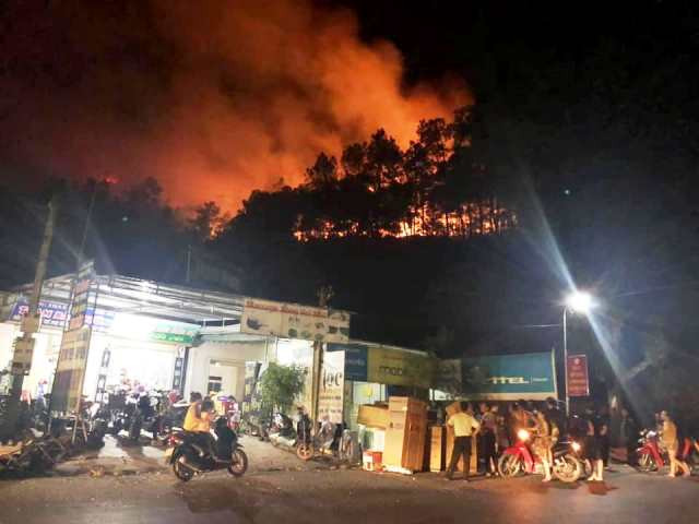 Người dân tập trung về núi Nầm để hỗ trợ cư dân di dời ngay trong đêm đến nơi an toàn.